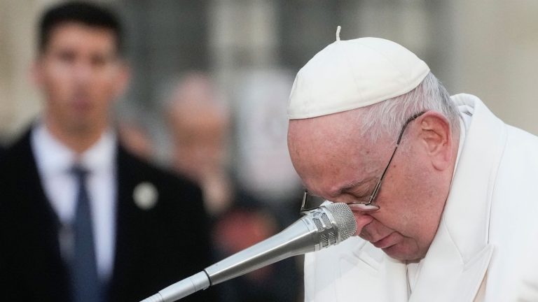 Ватикан за состојбата на папата Франциско: Тој останува во болница уште неколку дена