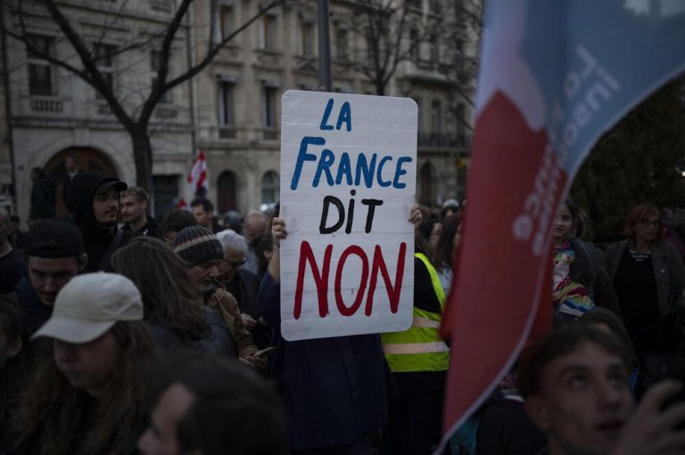 Продолжуваат протестите во Франција поради пензиските реформи, блокирана е железницата