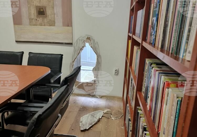 Преку страничен ѕид непознати лица синоќа упаднале во просториите на Бугарскиот културно-информативен центар во Скопје