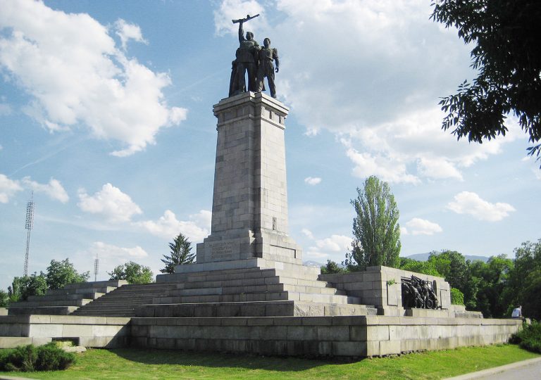 Бугарија го отстранува споменикот на советската армија од центарот на Софија