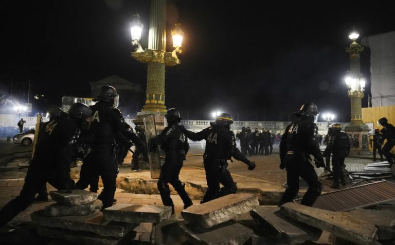 Немири во Париз: Приведени 217 лица на протестот поради пензиските реформи