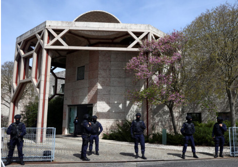 Хорор во Лисабон: напад со нож во муслимански центар, убиени две лица