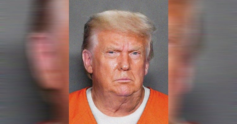 Се споделуваат лажни фотографии од Трамп во затвореничка облека