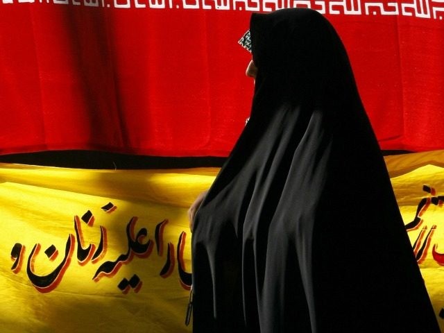 Иран поставува камери на улиците: Се „ловат“ и казнуваат жени кои не носат хиџаб