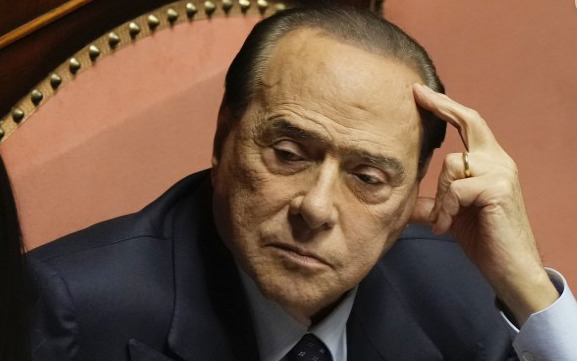 Тешка е здравствената состојба на Берлускони