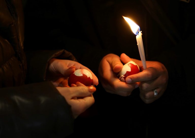 Со „Христос Воскресна“, православните верници го празнуваат Велигден