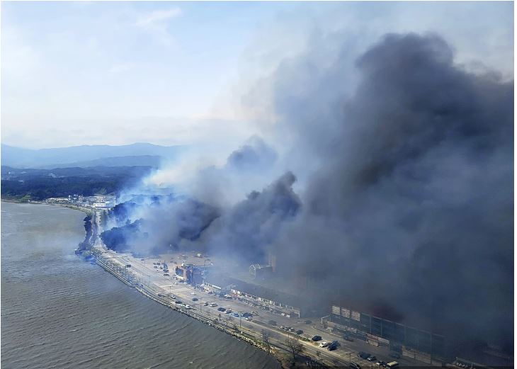 Голем шумски пожар зафати цел град: 700 пожарникари на лице место, стотици евакуирани