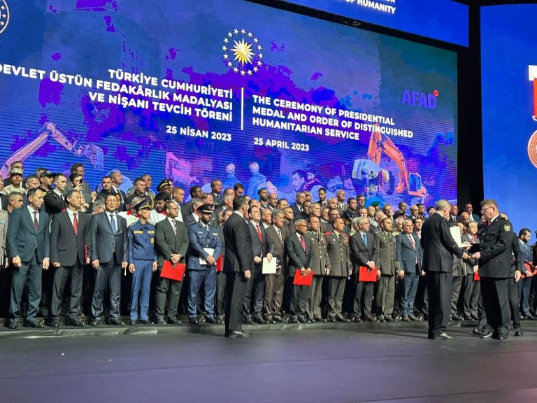 Ердоган додели медал на спасувачите на Македонија кои се жртвуваа во земјотресите во Турција