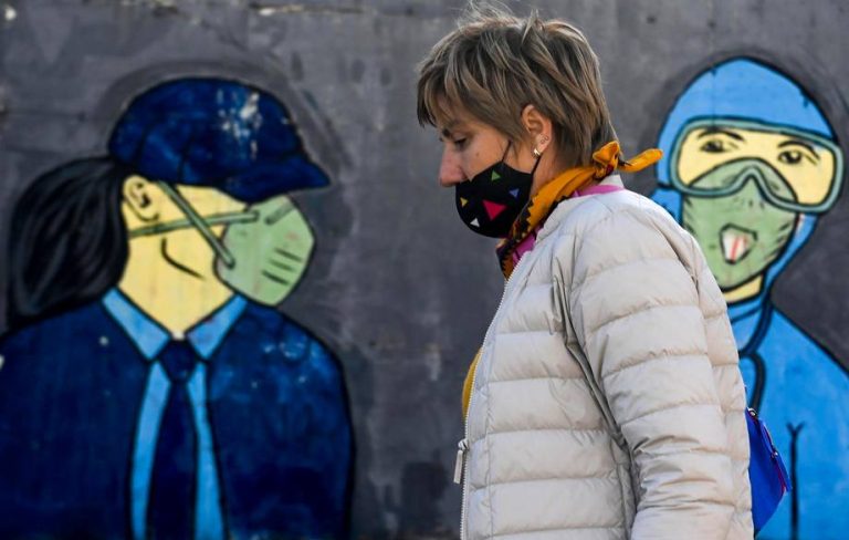 (Видео) Се укинуваат сите ковид-мерки, во аптека и во автобус без маска