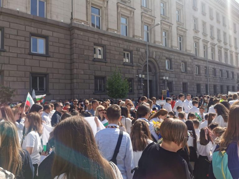 Ученици од Северна Македонија, Молдавија и Бугарија учествуваа заедно во празничната поворка по повод 24 мај во Софија