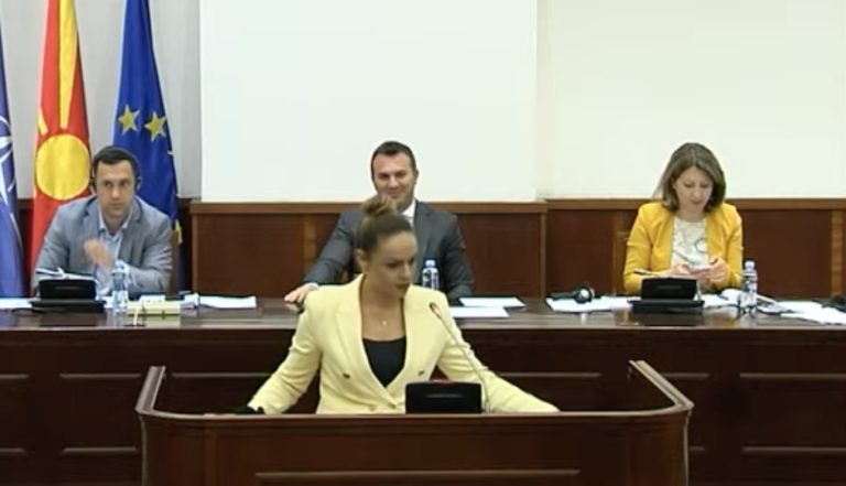 (Видео) Панова побара Адеми да ги тргне филџаните ако има околу него, оти последен пат ги фрлал низ собраниската сала