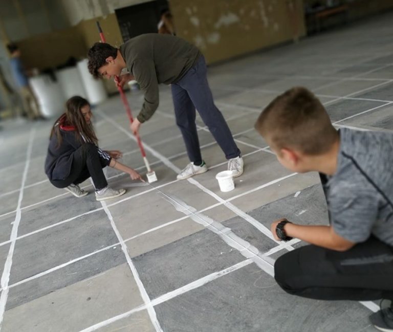 Учениците од Ќустендил ја прикажуваат глаголицата на површина од 1 декар