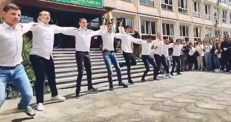 (Видео) Со прекрасно оро воодушевуваат матурантите од средното училиште „Константин Преславски“ од Варна