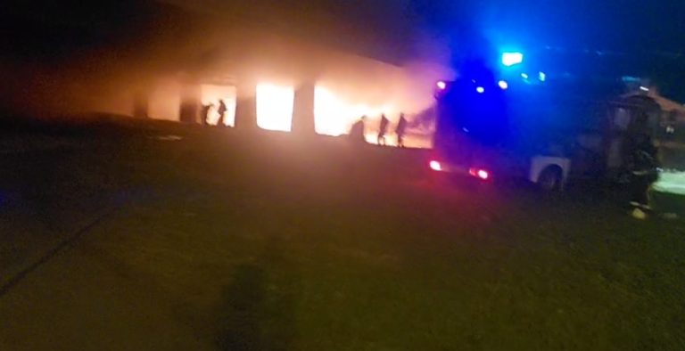 Голем пожар го зафати мостот што ги поврзува Железничка станица и „Ист Гејт“, блокиран е сообраќајот