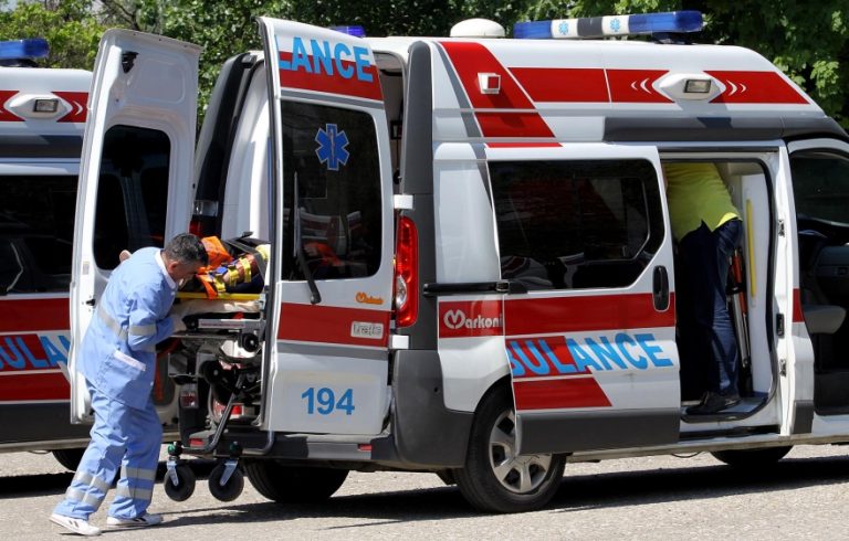 Малолетник прегазил врсник во Пробиштип – едно од момчињата е со тешки повреди во болница