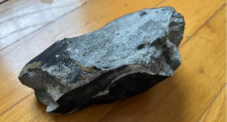 (Видео) Метеорит удри во куќа во САД, го проби покривот: „Кога го фатив уште беше топол“