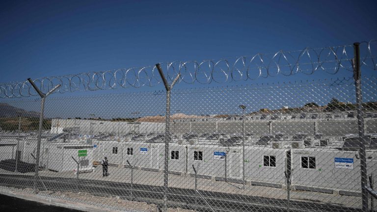 ЕУ забележува сериозни пропусти во скапиот грчки модел на бегалски кампови