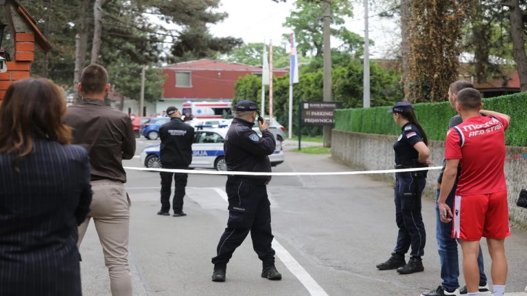 Поранешна ученичка со нож нападна ученик и професорка во средно училиште во Белград