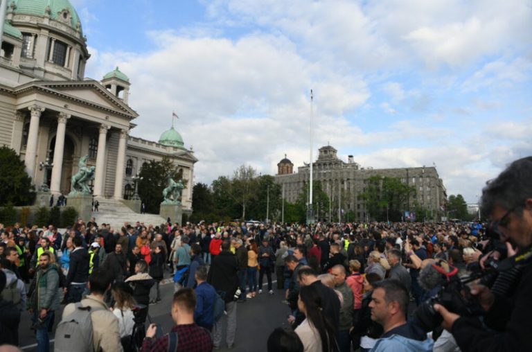 (Видео) Се одржува протестот „Србија против насилство“: сообраќајот блокиран пред Собранието