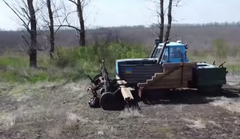 (Видео) Украинец дизајнирал трактор кој уништува мини, го склопил од делови на руски тенкови
