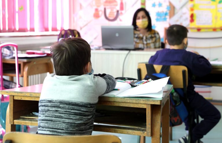 Итни состаноци во училиштата додека се анализира дали „Тик-ток“ треба да биде забранет во Македонија