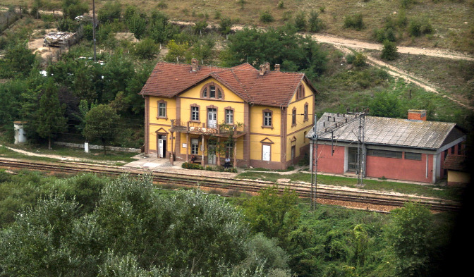 „Симнете се и продолжете пеш, пругата е расипана“ им рекле на патниците во возот од Скопје до Битола