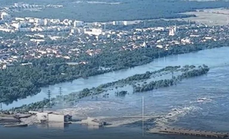 (Видео) Страшни последици по уривањето на браната – околу 100 луѓе се заробени во поплавите, илјадници животни пцовисаа