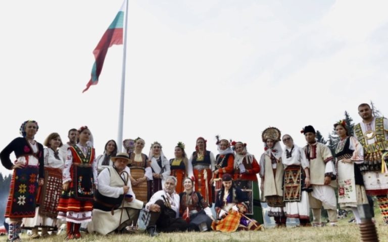 Над 90 учесници на натпреварот за автентични машки, женски и детски народни носии „Рожен 2023“