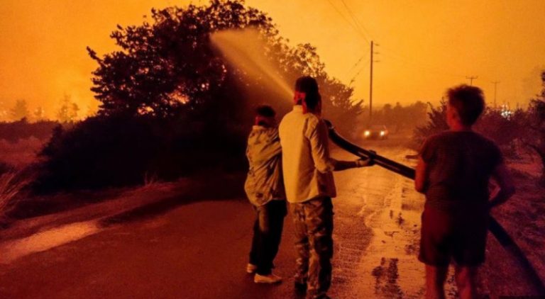 Почна евакуација на Крф и Евија, жителите и туристите добиле итна наредба да се упатат кон чамци поради пожари