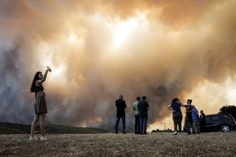 Најавени силни ветришта во Грција, се стравува дека пожарите повторно ќе се разгорат
