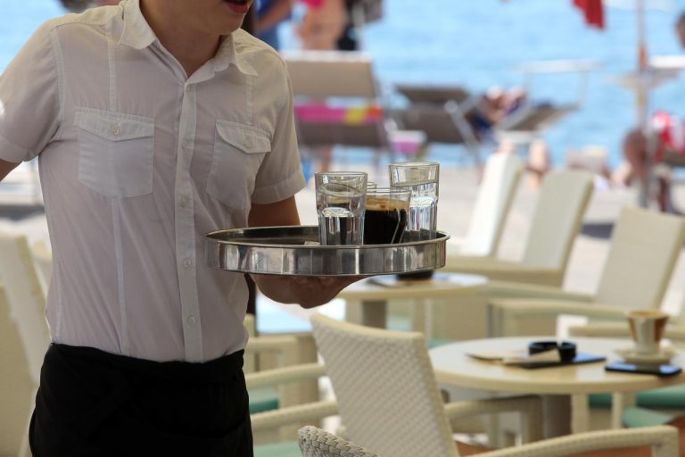 Вработени во МВР со неплатен одмор одат да работат како келнери – Чулев вели дека платите за полицијата се прениски