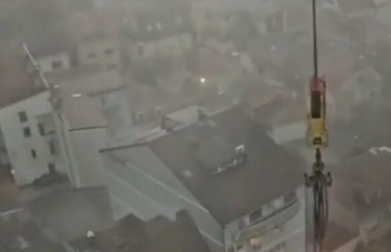 (Видео) „Немаш каде, па чекаш малку“ – работник објави снимка додека бил во кран за врме на бурата во Хрватска