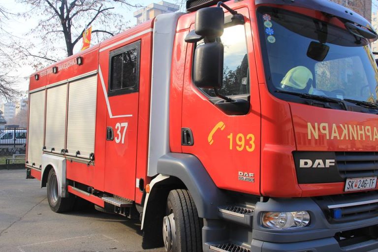 Пожар во Страчинци се шири кон околните куќи, пожарниикарите на терен