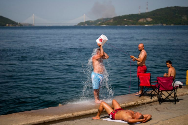 Топлотен бран во дел од Турција, температурата достигнува 47 степени, граѓаните избегнуваат да излегуваат во текот на денот