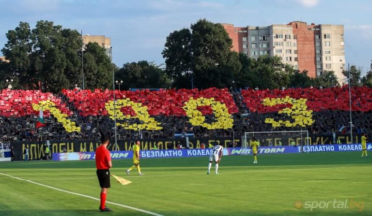 (Видео) Црвено-црна боја за ВМРО, златна боја за Илинден 1903, знаме со Владо Черноземски и подршка за повредениот другар