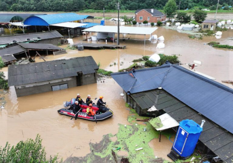 Над 10.000 луѓе евакуирани во Јужна Кореја поради поплави, училиштата затворени, откажани летови