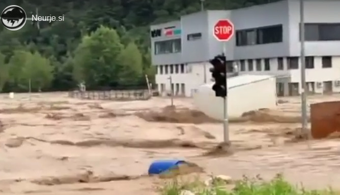 (Видео+Фото) Апокалиптични сцени од Словенија по силното невреме: Граѓаните евакуирани, некои места отсечени