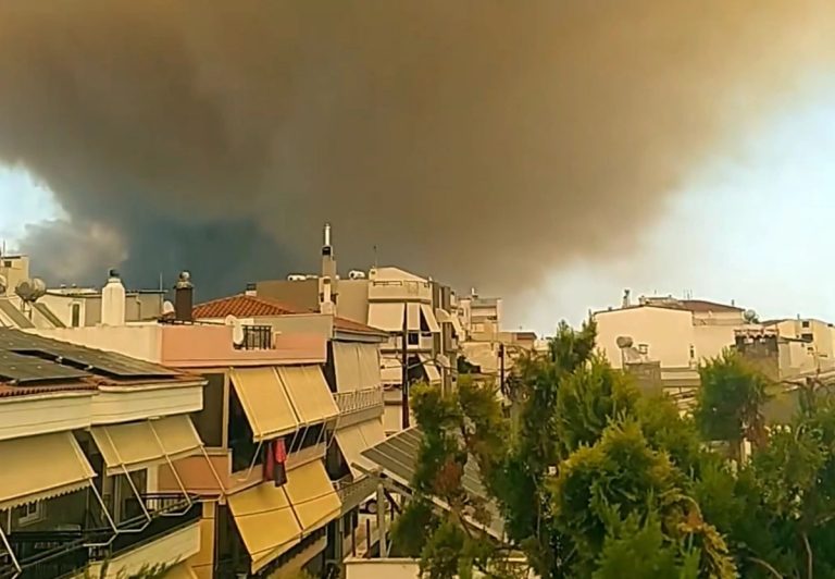 (Видео) Пожар во Грција: Во Александрополис горат куќи