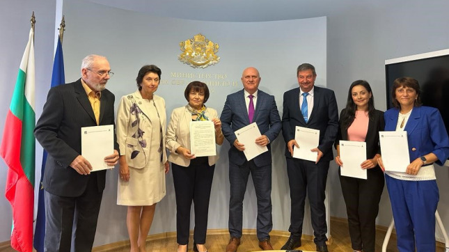 Бугарија ги покачи платите на просветните работници- минималната плата за учител ќе изнесува околу 850 евра