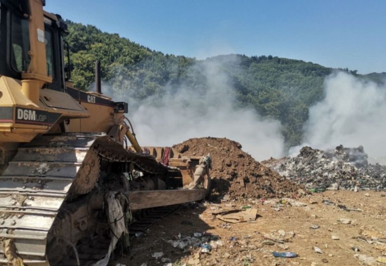 Охрид се задушува во екот на туристичката сезона, депонијата „Буково“ сѐ уште гори