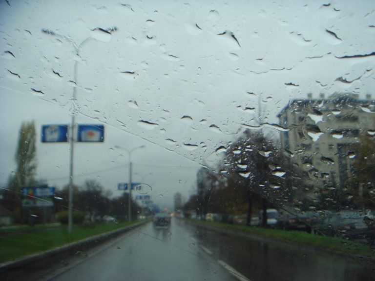 Невремето откорна кров од зграда во Тафталиџе, постои опасност да падне