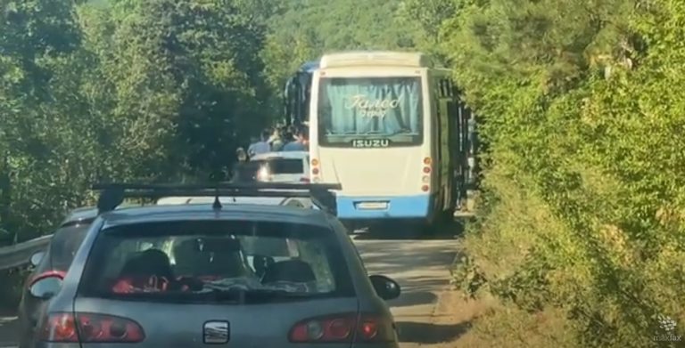 (Видео) Гужви во Охрид: сообраќајот кај Градиште го доблокира расипан автобус