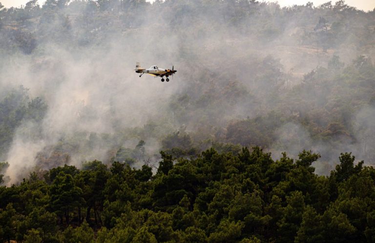 МНР: Повреден е камионџија во пожарите во Грција, евакуирани тројца