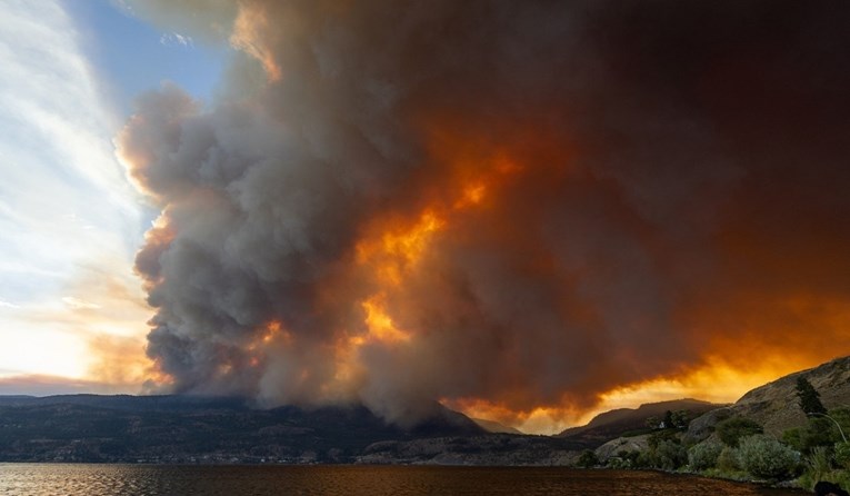(Видео) Пожарите во Британска Колумбија се засилија, над 35.000 луѓе се евакуирани