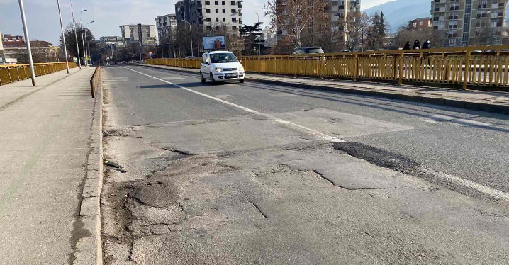 Поради градежни активности на мостот „Обединети нации“, затворена насоката за движење на пешаците