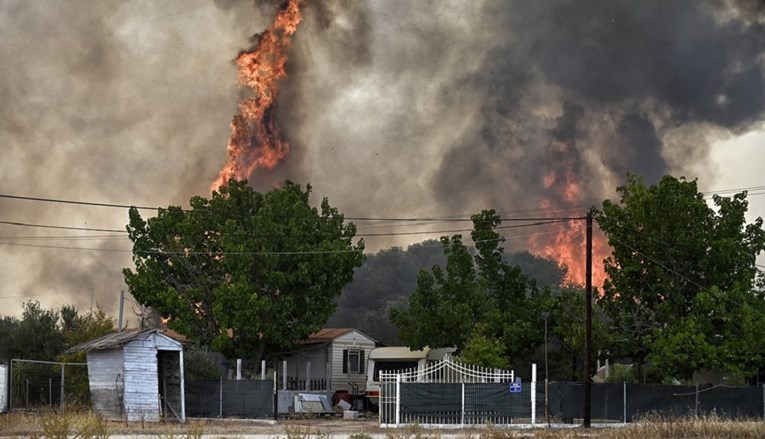 Пожарот во Грција уништи површина поголема од Њујорк: изгореа 808 квадратни километри