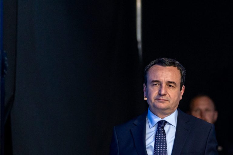 Курти: Триесет вооружени лица продолжуваат со нападите врз косовската полиција