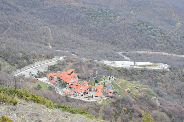Пожар избувна над Зрзескиот манастир, активирани авионите за гаснење – огнот се заканува на селото