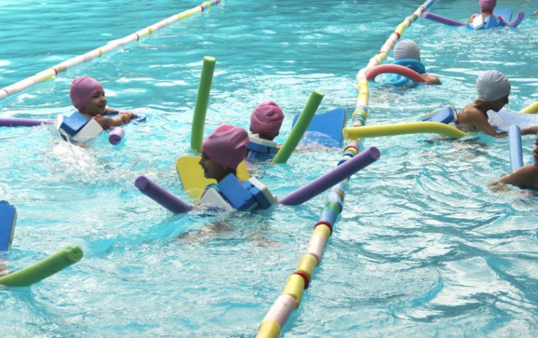 Општина Аеродром втора година по ред обезбедува часови за бесплатно пливање за првачињата и децата со попреченост