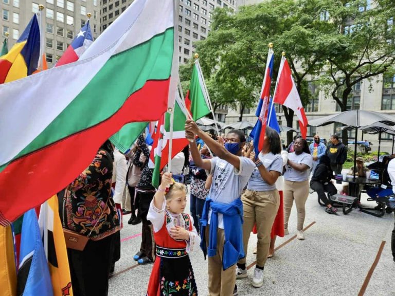 Во Чикаго беше прославен Денот на мирот, девојче на 8 години го развиори бугарското знаме за време на прославата
